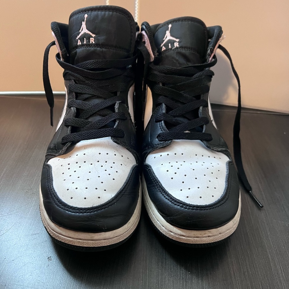 Nike Women's Black and White Air Athletic Shoes